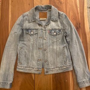 Levi’s women’s trucker jacket